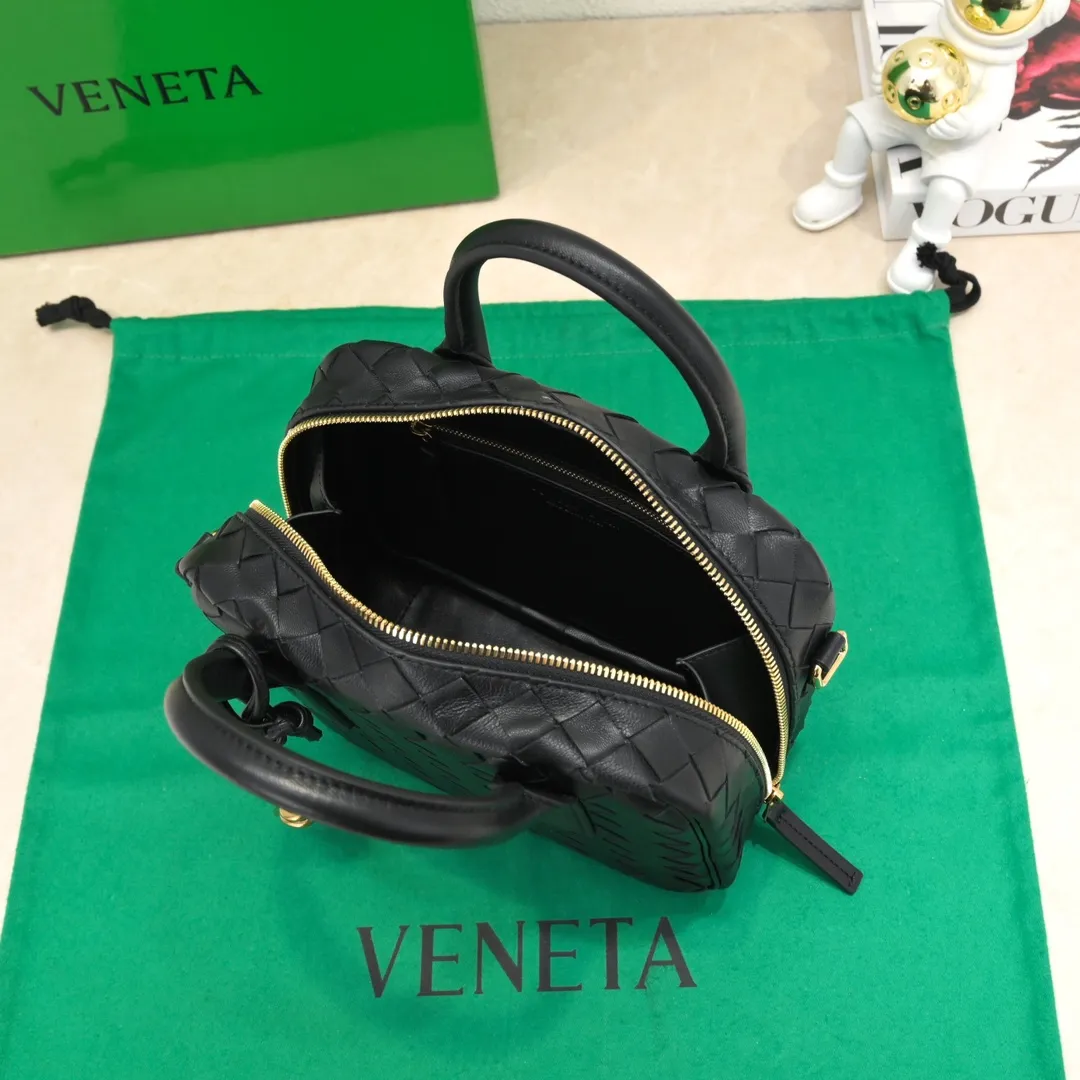 Batch 1560 BV2024 Spring Get Away small square box, retro and fashionable small size, multiple carrying methods, retro and fashionable, lightweight bag, practical space, same style for men and women! ! ! A fashionable must-have item, brass knotted rope pendant, chic and elegant, low-key luxury and tasteful, versatile item. Style number: 6763 Size: 23.5*17.9*9cm